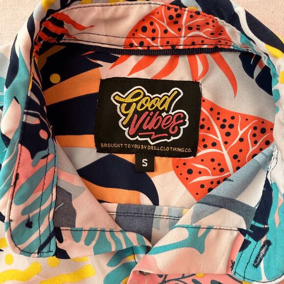 Good Vibes Men’s Small Floral Hawaiian Casual Resort Button Up T-Shirt Colorful - Picture 4 of 6